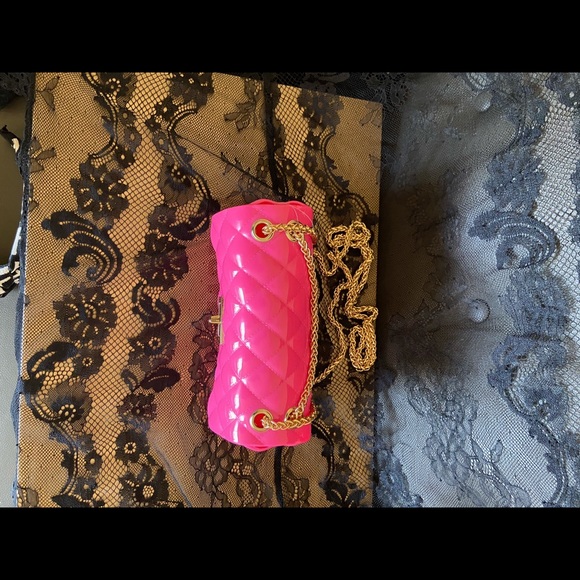Hot pink cross body purse with gold chain - Picture 2 of 2